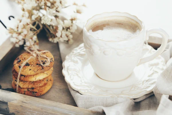 Fincan kahve ve çikolata kırıntıları ahşap tepsi ile lezzetli tatlılar yığını — Stok fotoğraf