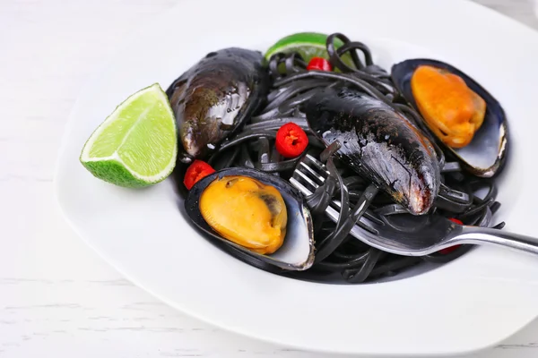 Cooked pasta, mussel and lime on white wooden background — Stock Photo, Image