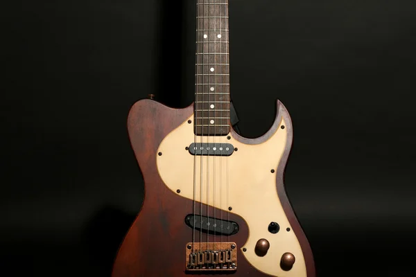 Elektrische gitaar op donker grijze achtergrond — Stockfoto
