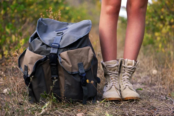 Kvinnlig turist på vägen — Stockfoto