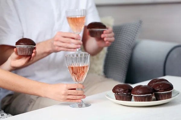 Mani amiche con bicchieri di vino e dessert, da vicino — Foto Stock