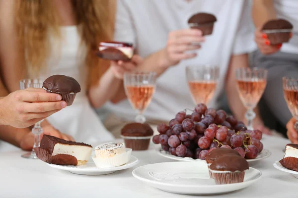 Mani amiche con bicchieri di vino e dessert, da vicino — Foto Stock