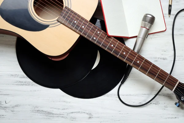 Close-up op muziekmateriaal tegen grijze houten achtergrond — Stockfoto