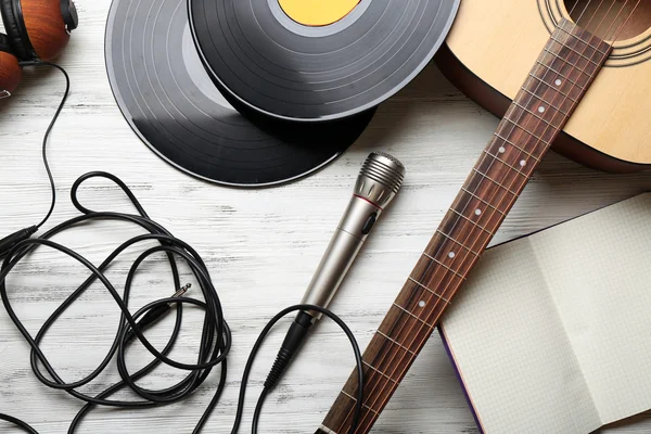 Vista ravvicinata sulle attrezzature musicali sullo sfondo grigio in legno — Foto Stock