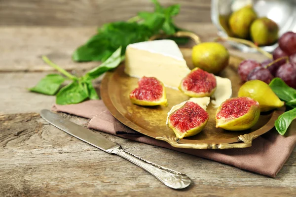 Ripe figs and cheese on tray, on wooden background — Stock Photo, Image