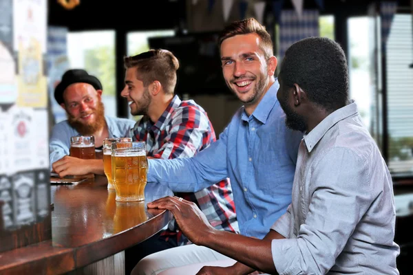 Οι άνδρες πίνουν μπύρα — Φωτογραφία Αρχείου