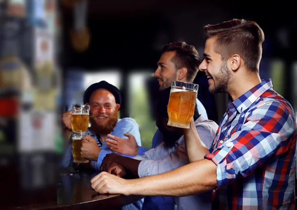 Hombres bebiendo cerveza — Foto de Stock