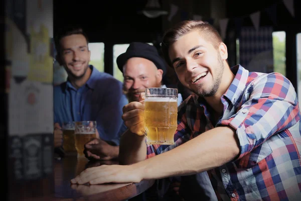 Hombres bebiendo cerveza —  Fotos de Stock