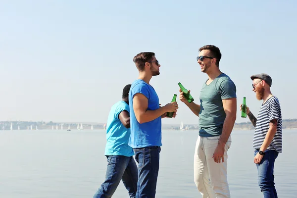 Mannen die bier drinken — Stockfoto