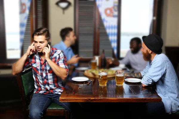 Uomini che bevono birra — Foto Stock