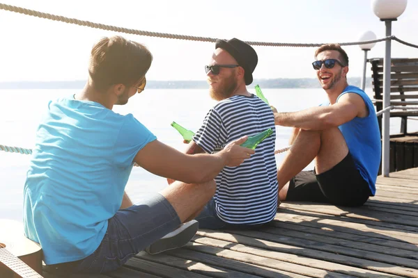 Jovens Sentados Doca Conversando Uns Com Outros — Fotografia de Stock