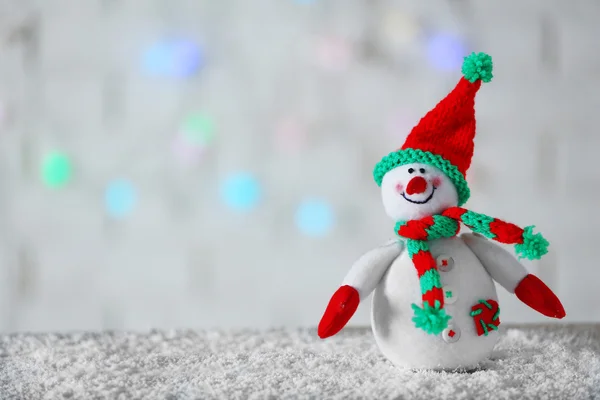 Lindo muñeco de nieve en fondo de Navidad — Foto de Stock