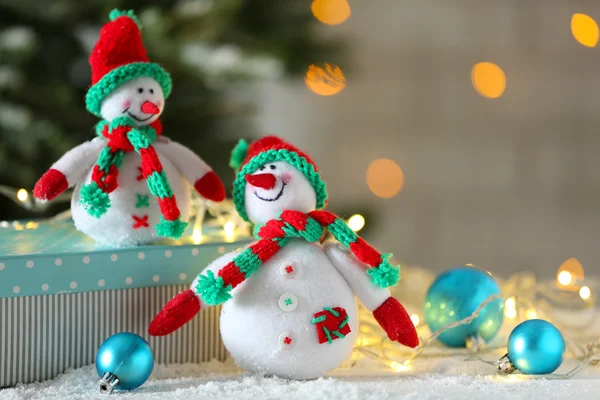 Lindos muñecos de nieve en fondo de Navidad — Foto de Stock