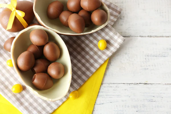 Choklad påsk ägg på vit trä bakgrund — Stockfoto