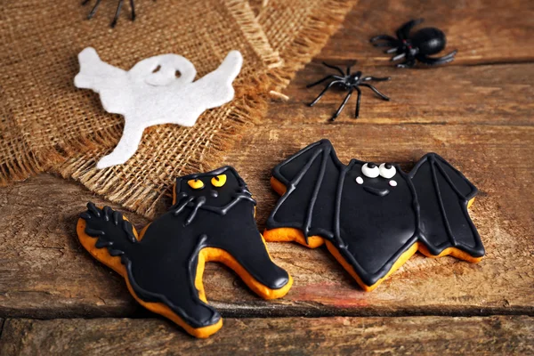 Biscotti creativi per la festa di Halloween sul tavolo di legno, da vicino — Foto Stock