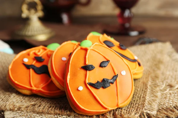 Kreative Plätzchen für die Halloween-Party auf Holztisch, hautnah — Stockfoto