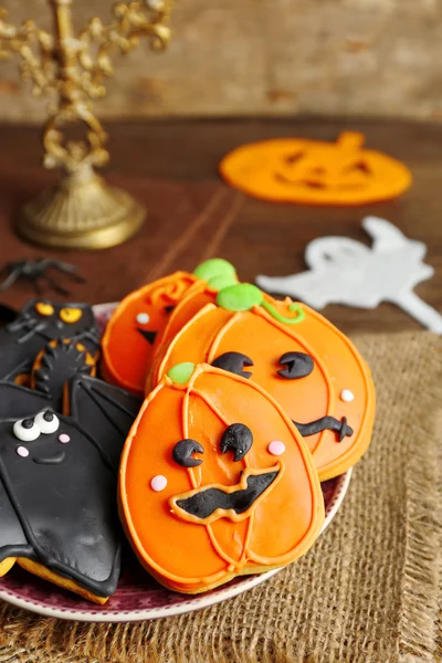 Creative Halloween cookies on wooden background — Stock Photo, Image