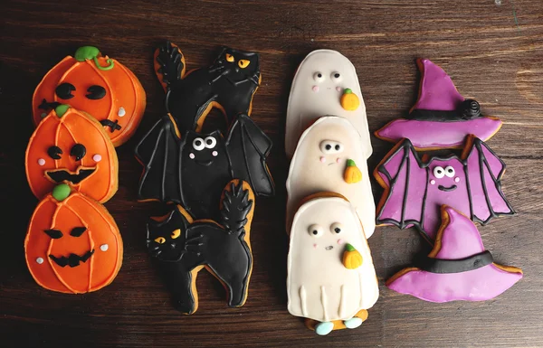 Creative Halloween cookies on wooden background — Stock Photo, Image