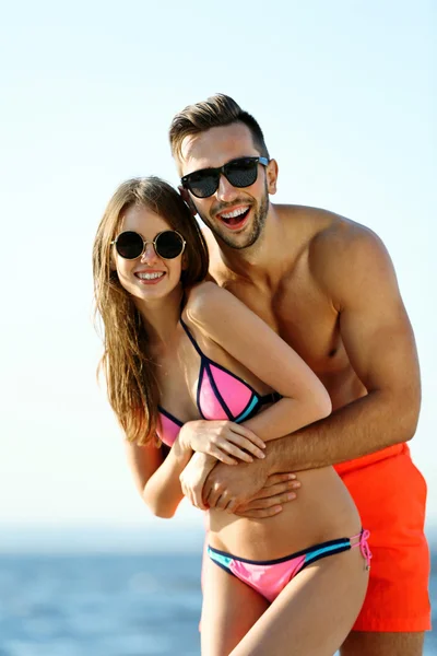 Chico abrazando chica en playa — Foto de Stock