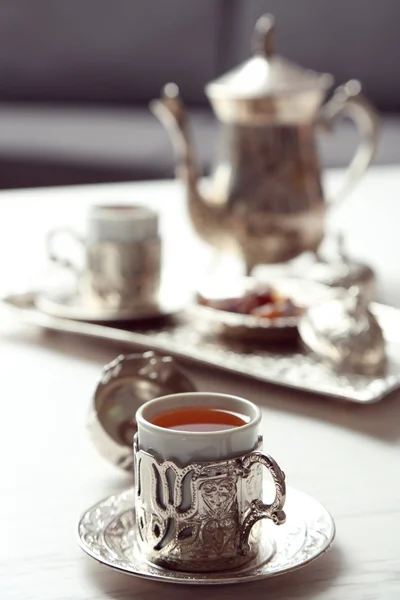 Antikes Tee-Set auf dem Tisch in Nahaufnahme — Stockfoto