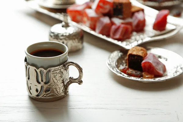 古董茶具与土耳其软糖上表特写 — 图库照片