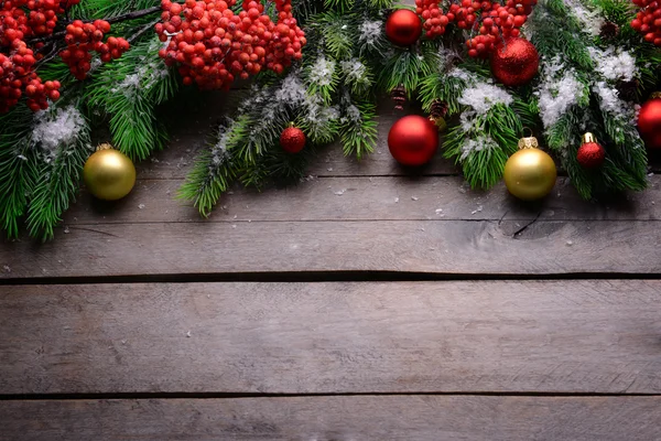 Kerst decoratie frame op houten achtergrond — Stockfoto