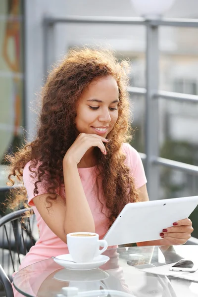 Krásná mladá dáma s tabletem posezení na letní terase — Stock fotografie