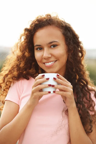 Vrouw koffie drinken op het zomerterras — Stockfoto