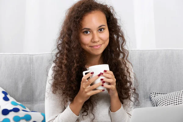 Primer plano retrato de mujeres jóvenes y bonitas tomando café sobre fondo blanco — Foto de Stock