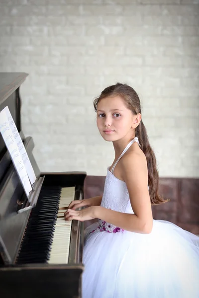 Petite princesse fille joue du piano — Photo