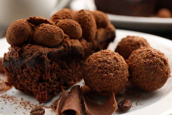 Um pedaço de bolas de bolo de chocolate na mesa, close-up — Fotografia de Stock