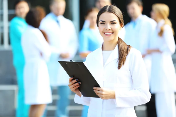 Ritratto di bella giovane donna medico — Foto Stock