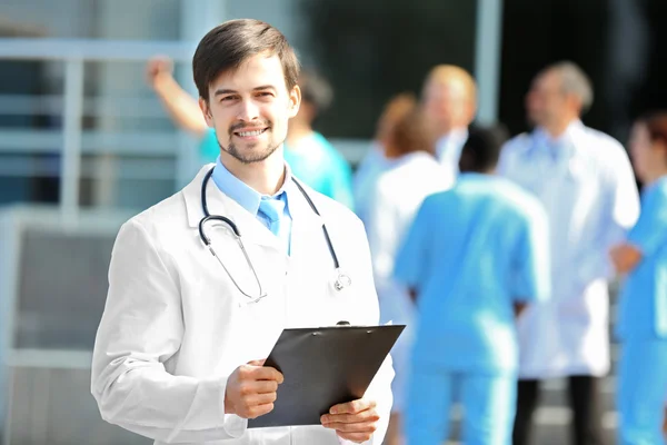 Doctor holds clipboard — Stock Photo, Image