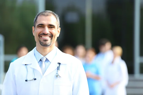 Szczęśliwy lekarz z medycyną — Zdjęcie stockowe