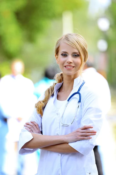 Hermosa mujer inteligente médico — Foto de Stock