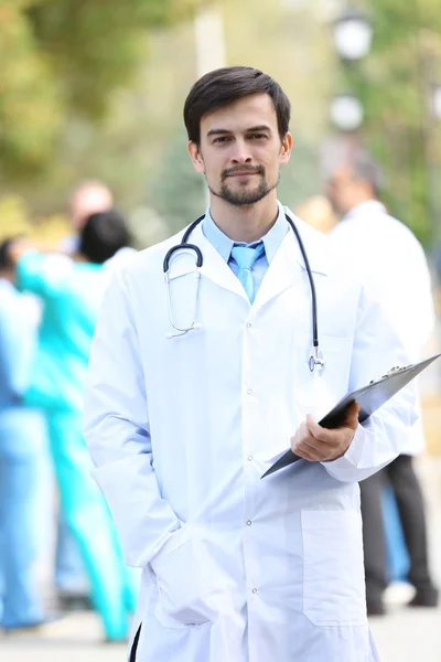 Médico sostiene portapapeles — Foto de Stock