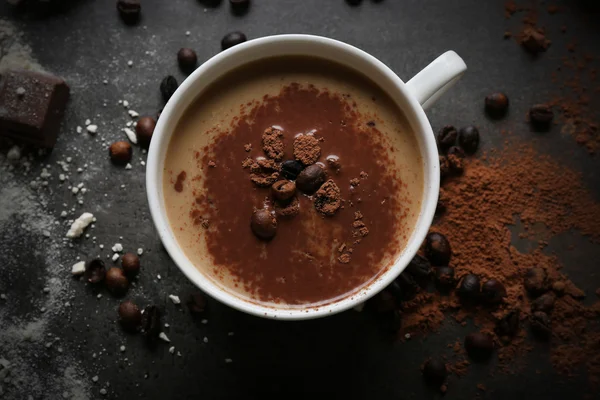 Taza de café y dulces sobre fondo negro de madera — Foto de Stock