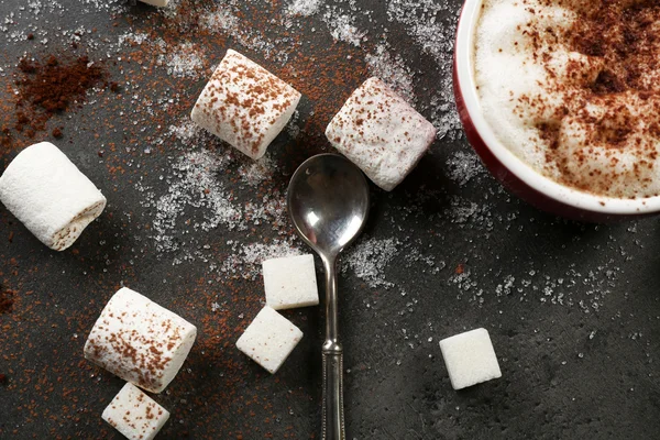 Taza de café y dulces sobre fondo negro de madera — Foto de Stock