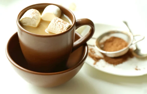Kopje koffie met marsh mellow op een tafel — Stockfoto