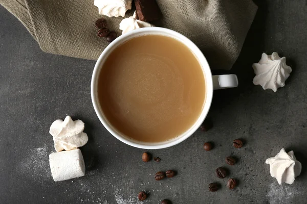 Taza de café y dulces sobre fondo negro de madera —  Fotos de Stock