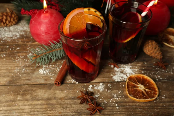 Διακοσμημένα σύνθεση mulled κρασί σε ποτήρια στο ξύλινο τραπέζι, κοντινό πλάνο — Φωτογραφία Αρχείου