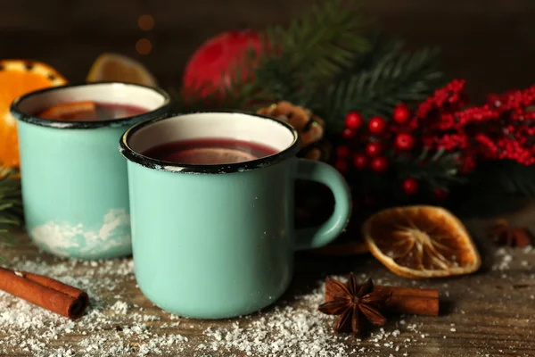 Dekorierte Komposition von Glühwein in Bechern auf Holztisch — Stockfoto