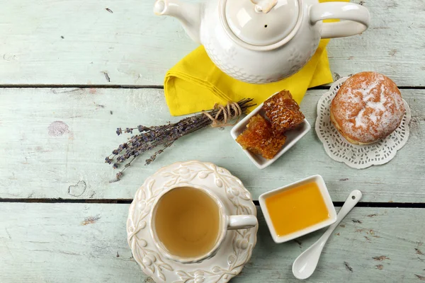 Honeycomb, skål med honung, Tekanna på färg trä bakgrund — Stockfoto