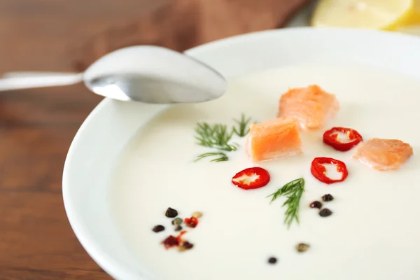 Deliciosa sopa de crema de salmón con cuchara en la mesa de madera, de cerca — Foto de Stock