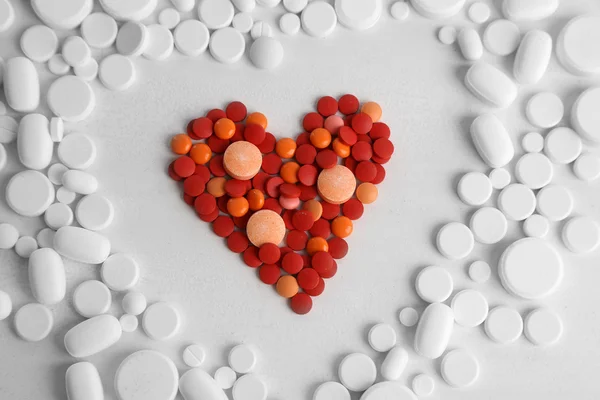 Coração de comprimidos vermelhos — Fotografia de Stock