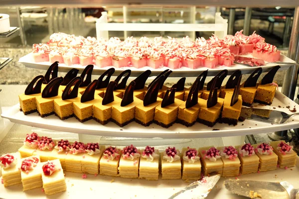 Различные десертные торты на продажу в магазине — стоковое фото