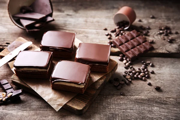 Lahodné čokoládové brownies na dřevěné pozadí — Stock fotografie