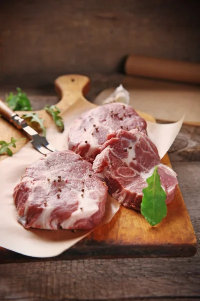 Bife de carne marmorizada e especiarias em fundo de madeira — Fotografia de Stock
