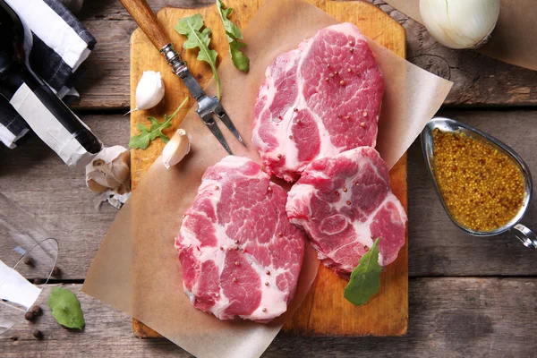 Bife de carne marmorizada e especiarias em fundo de madeira — Fotografia de Stock