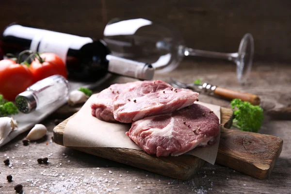 Bife de carne marmorizada e especiarias em fundo de madeira — Fotografia de Stock